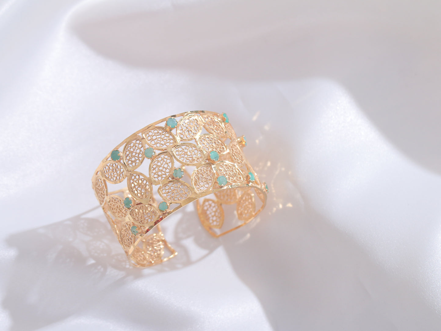 Ibtihal Emeralds Filigree Deblij