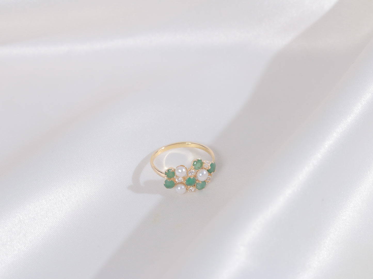 Closed Cluster Pearls Emeralds Ring (18k)